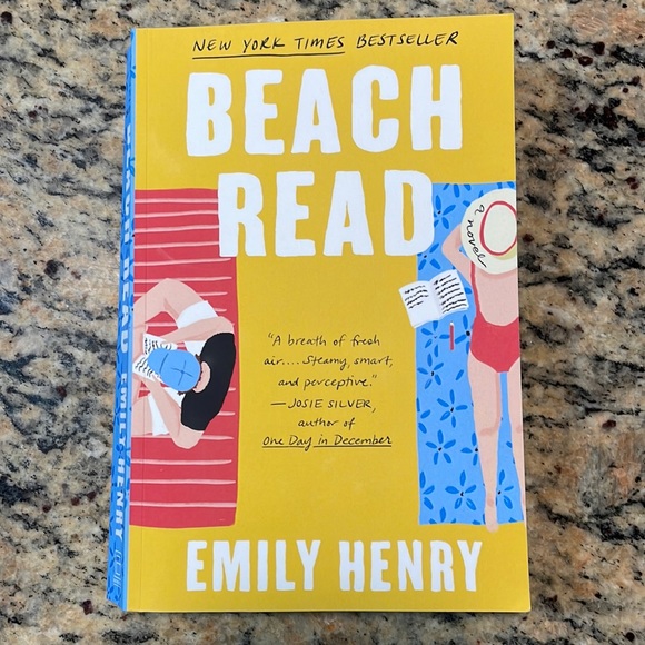 Beach Read by Emily Henry - Picture 1 of 3